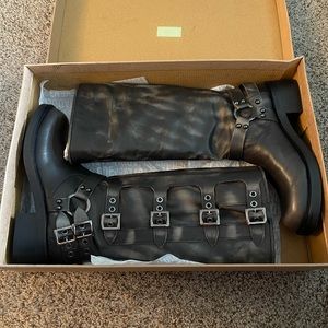 Women’s Brown Boot! Too tight being I have a wide foot!